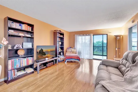 $159,999 | 10568 East Clairmont Circle, Unit 303, Tamarac, FL 33321