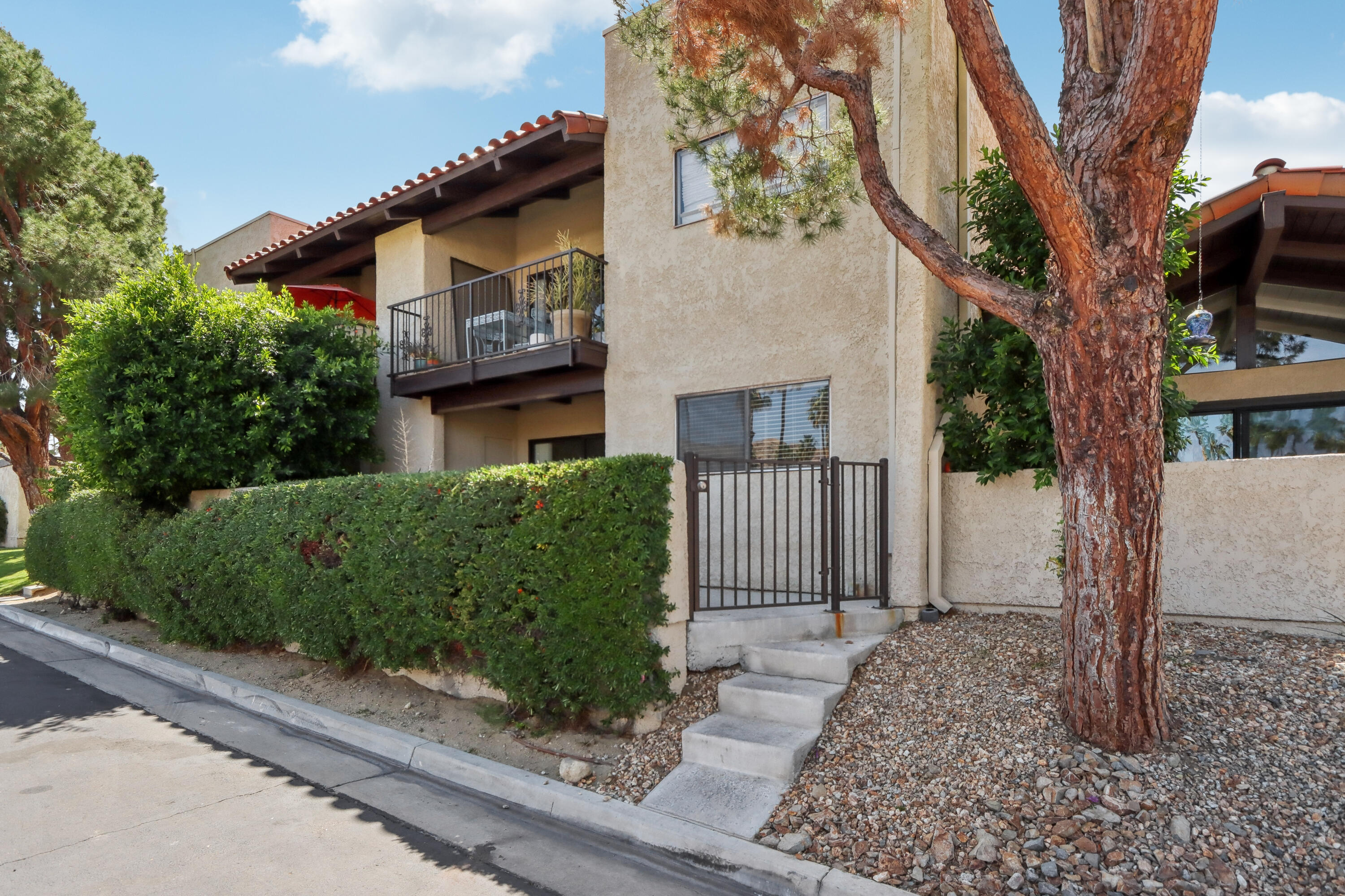 340 East San Jose Road, Unit 99 Palm Springs, CA 92264 - Photo 23 of 26 a front view of a house with garden