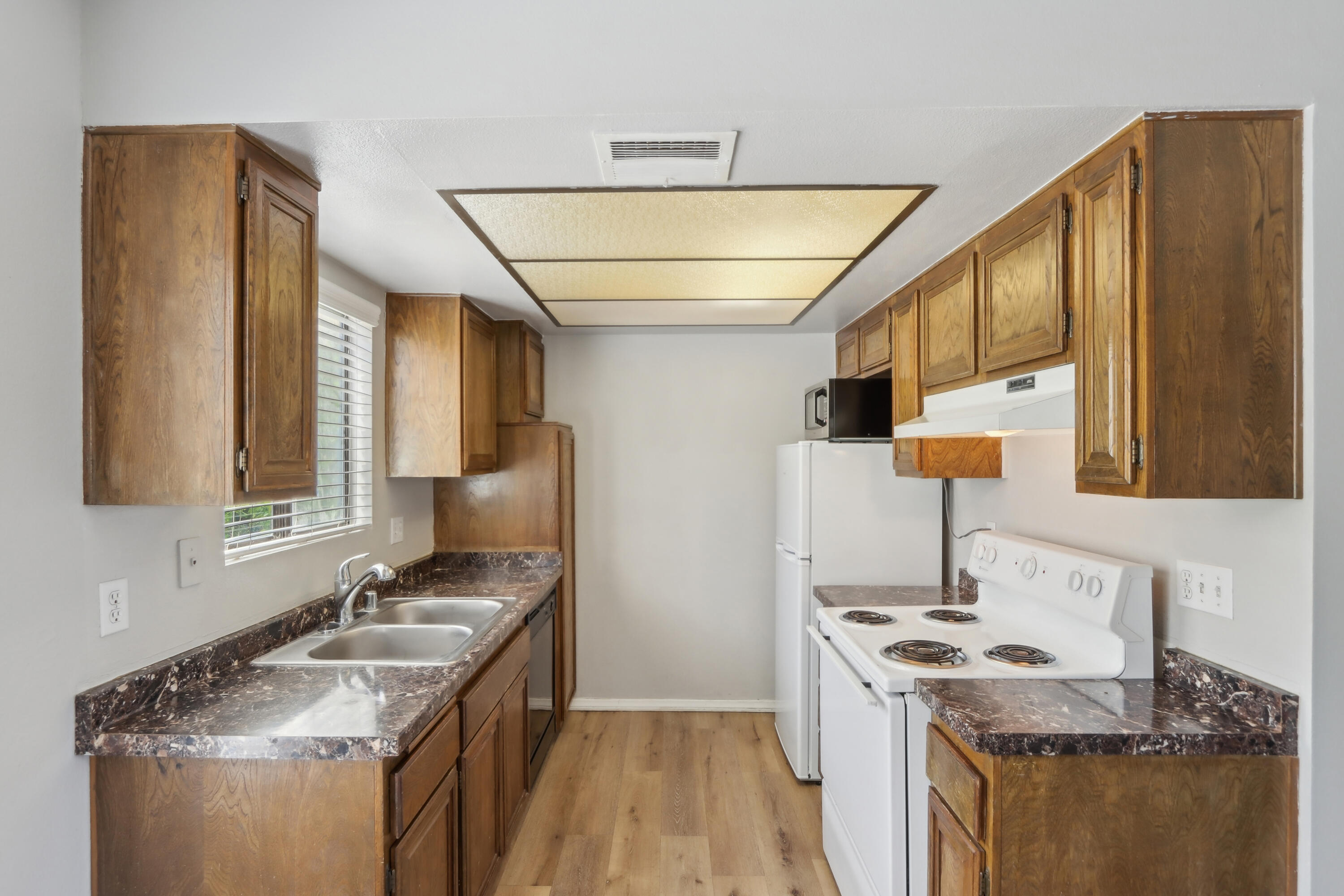 340 East San Jose Road, Unit 99 Palm Springs, CA 92264 - Photo 8 of 26 a kitchen with a sink stove and refrigerator