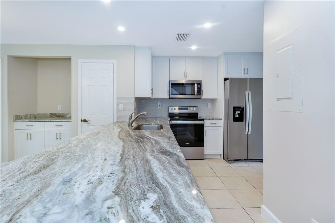 375 Canal Point North, Unit 1020 Delray Beach, FL 33444 - Photo 2 of 22 Photo 2