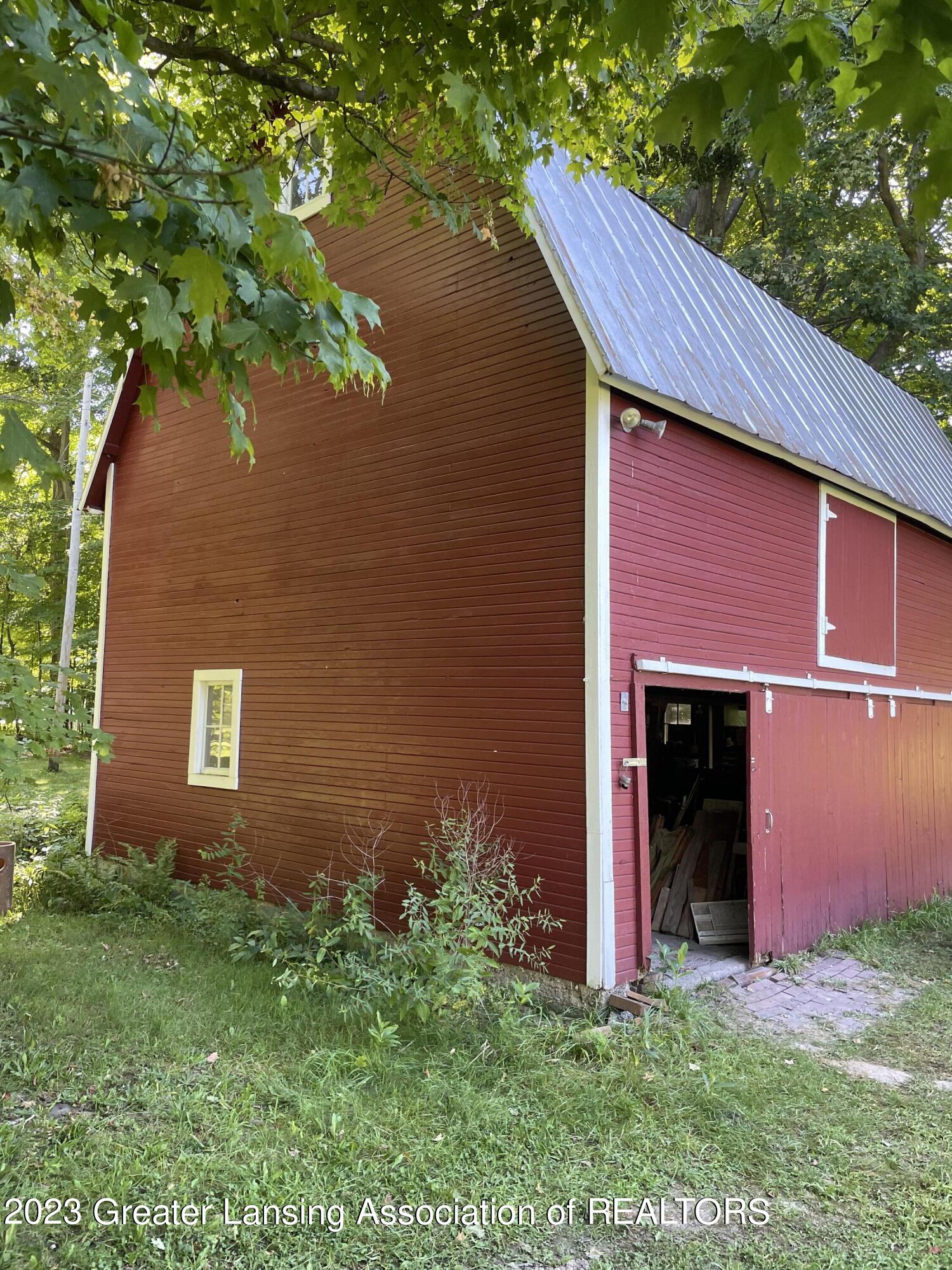 4945 Wilcox Road Holt, MI 48842 - Photo 9 of 44 Barn