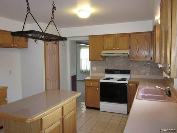 45184 Glengarry Road Canton, MI 48188 - Photo 6 of 20 kitchen2.jpg