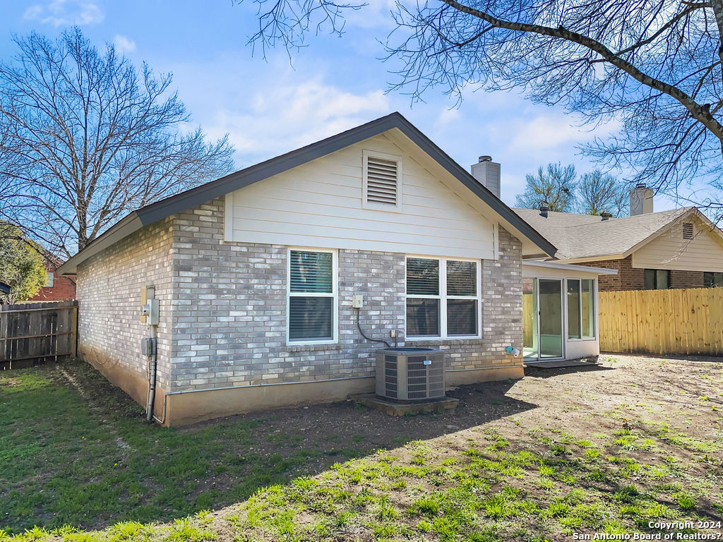 13211 Huntsman Road San Antonio, TX 78249 - Photo 31 of 33 a front view of a house with yard