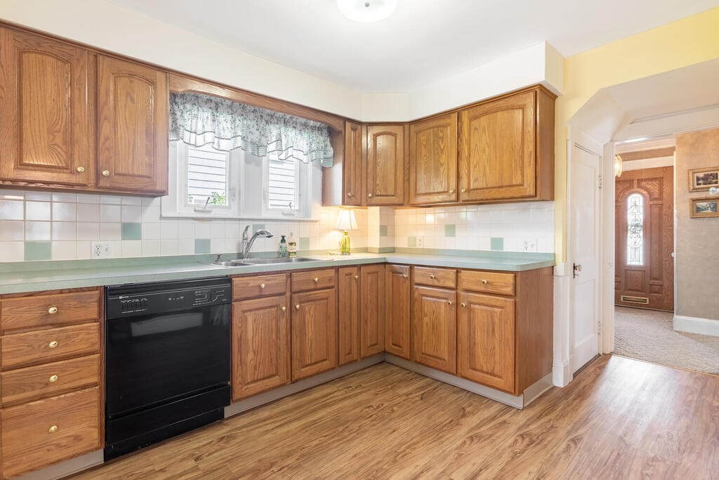 34 Lovell Road Melrose, MA 02176 - Photo 11 of 27 Gallery Image 11