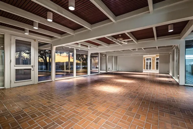 a view of an empty room with entrance gate
