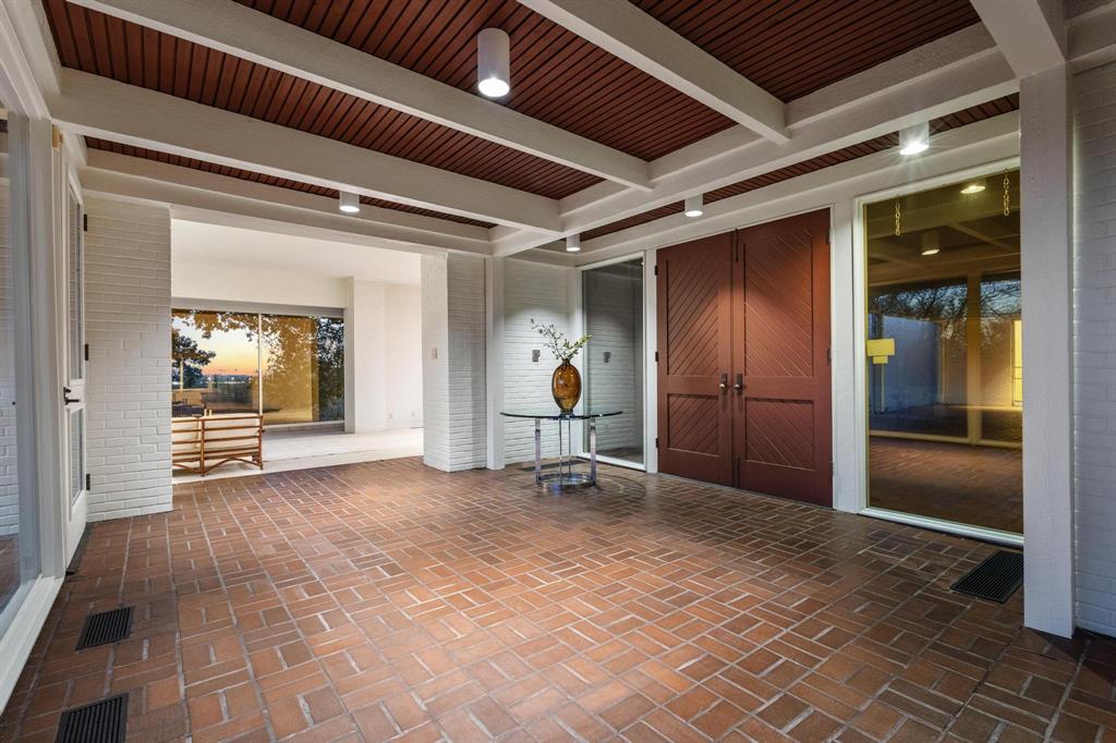 3906 Highland Drive Denison, TX 75020 - Photo 7 of 40 an entryway of a house