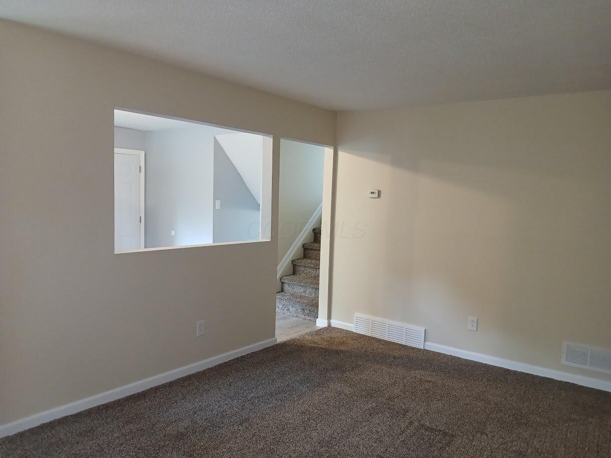 2489 Lipton Road Columbus, OH 43232 - Photo 4 of 26 living room