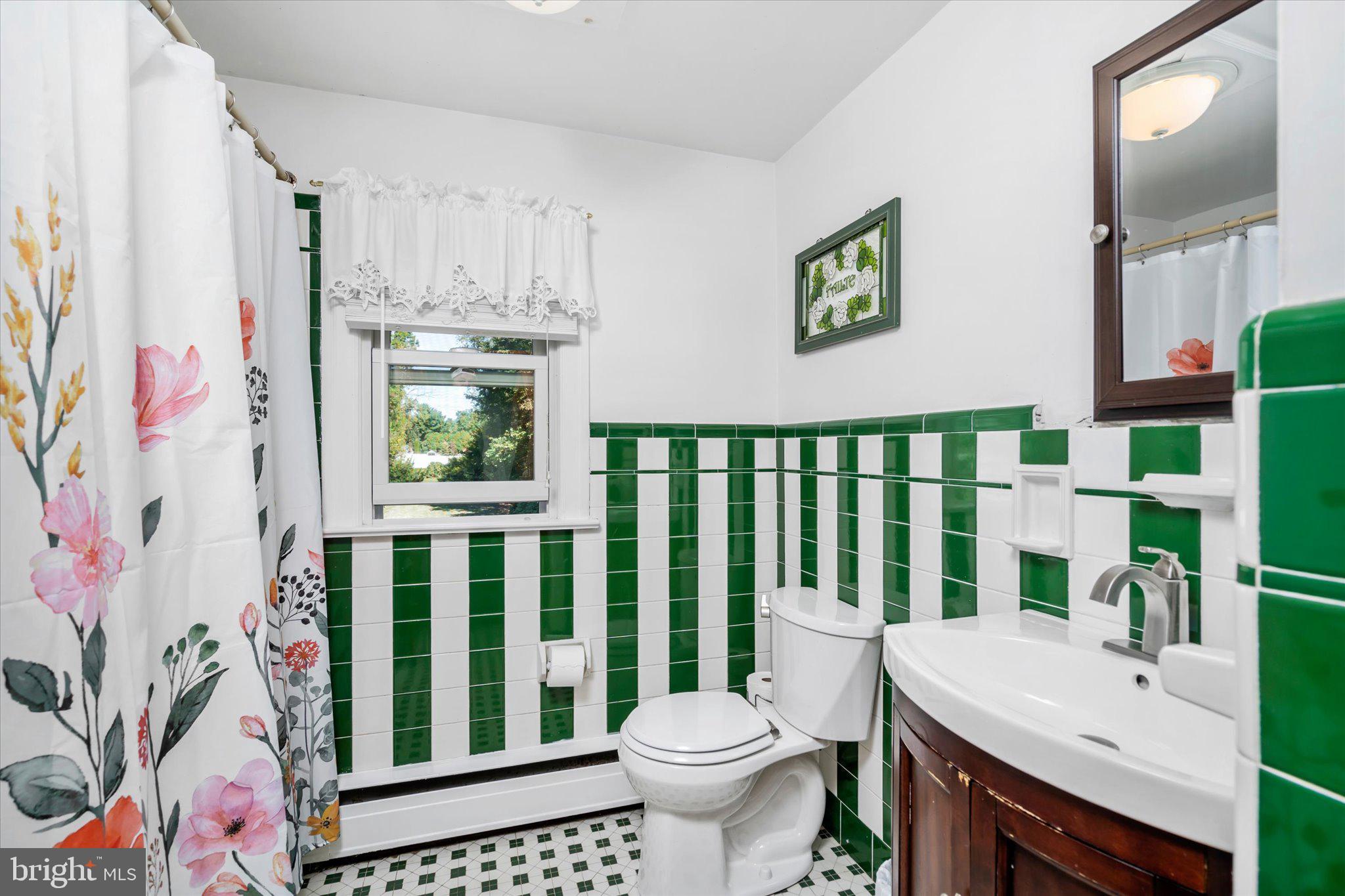 17 Georgetown Road Bordentown, NJ 08505 - Photo 18 of 35 Full Bathroom