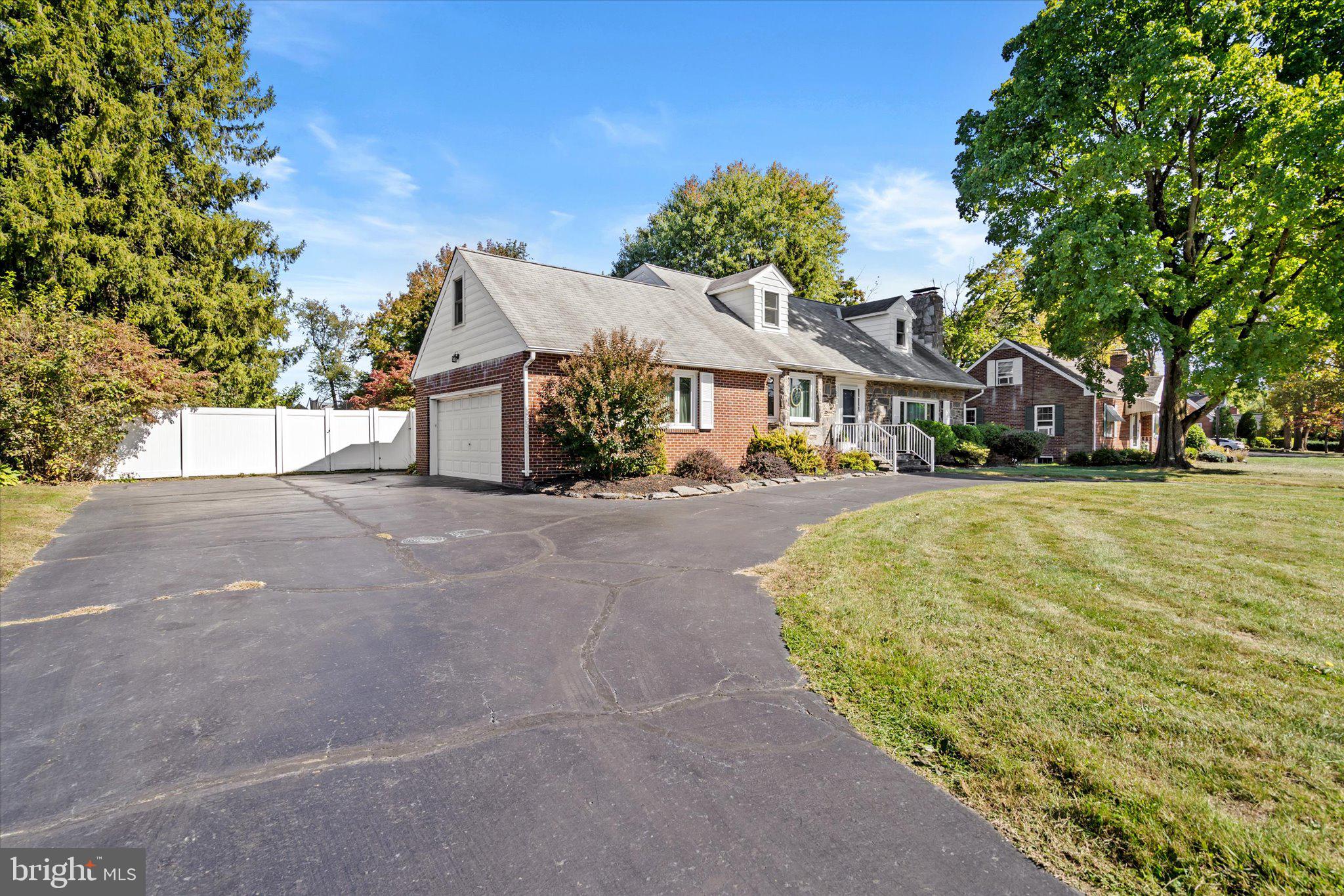 17 Georgetown Road Bordentown, NJ 08505 - Photo 3 of 35 Circular Driveway