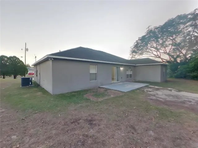 a view of a house with backyard and garden