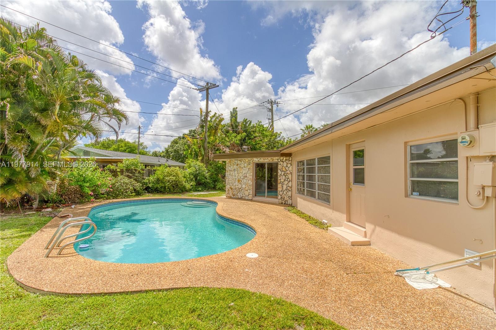 192 Southwest 62nd Terrace Plantation, FL 33317 - Photo 2 of 49