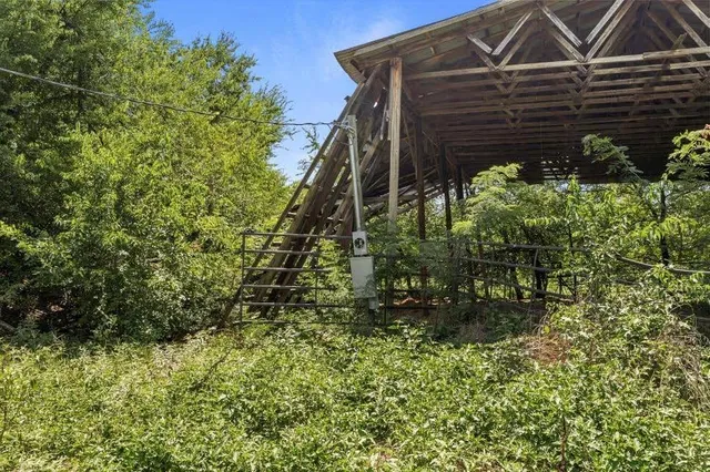 a view of a tennis court