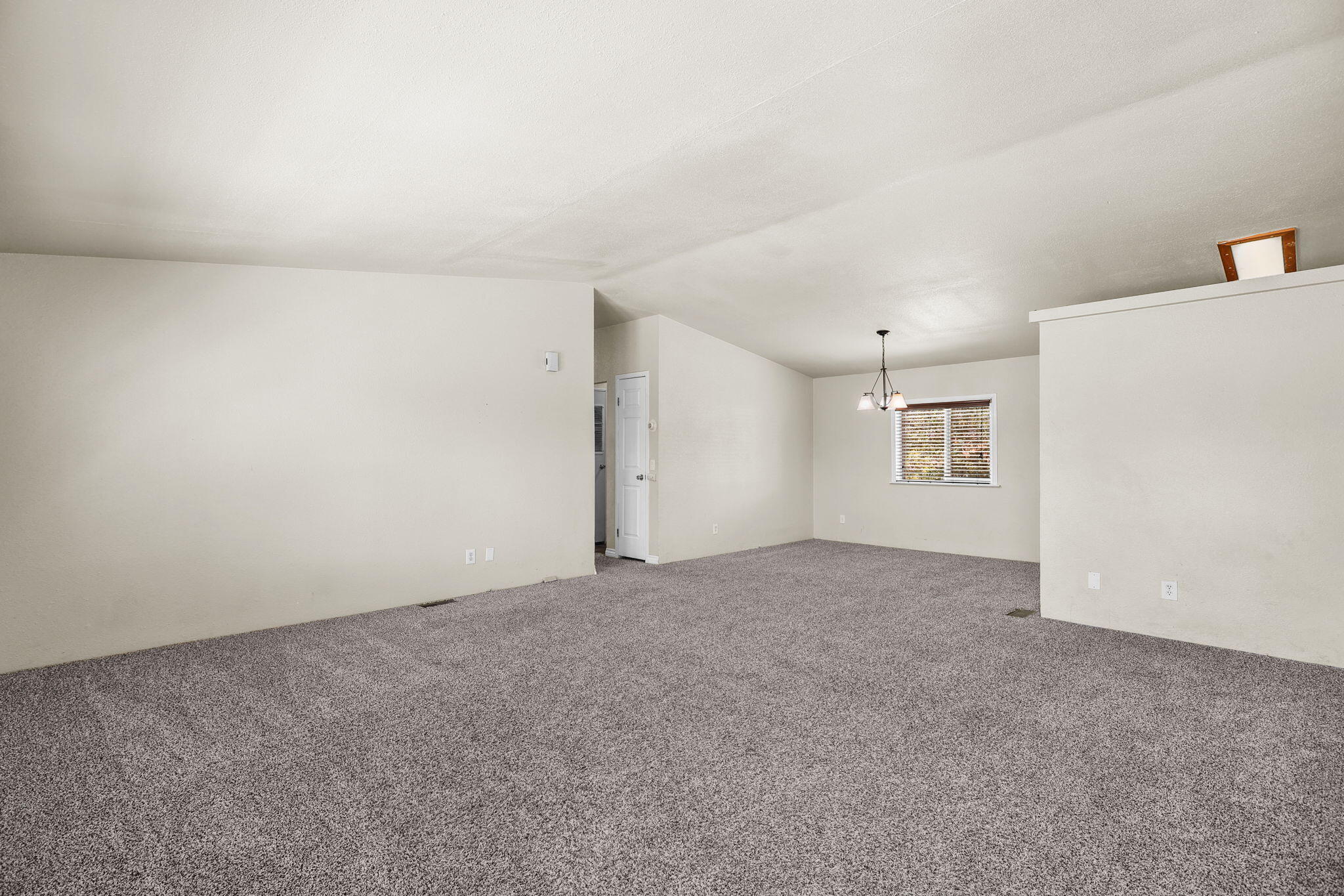17434 El Rio Lane Anderson, CA 96007 - Photo 11 of 25 Living room