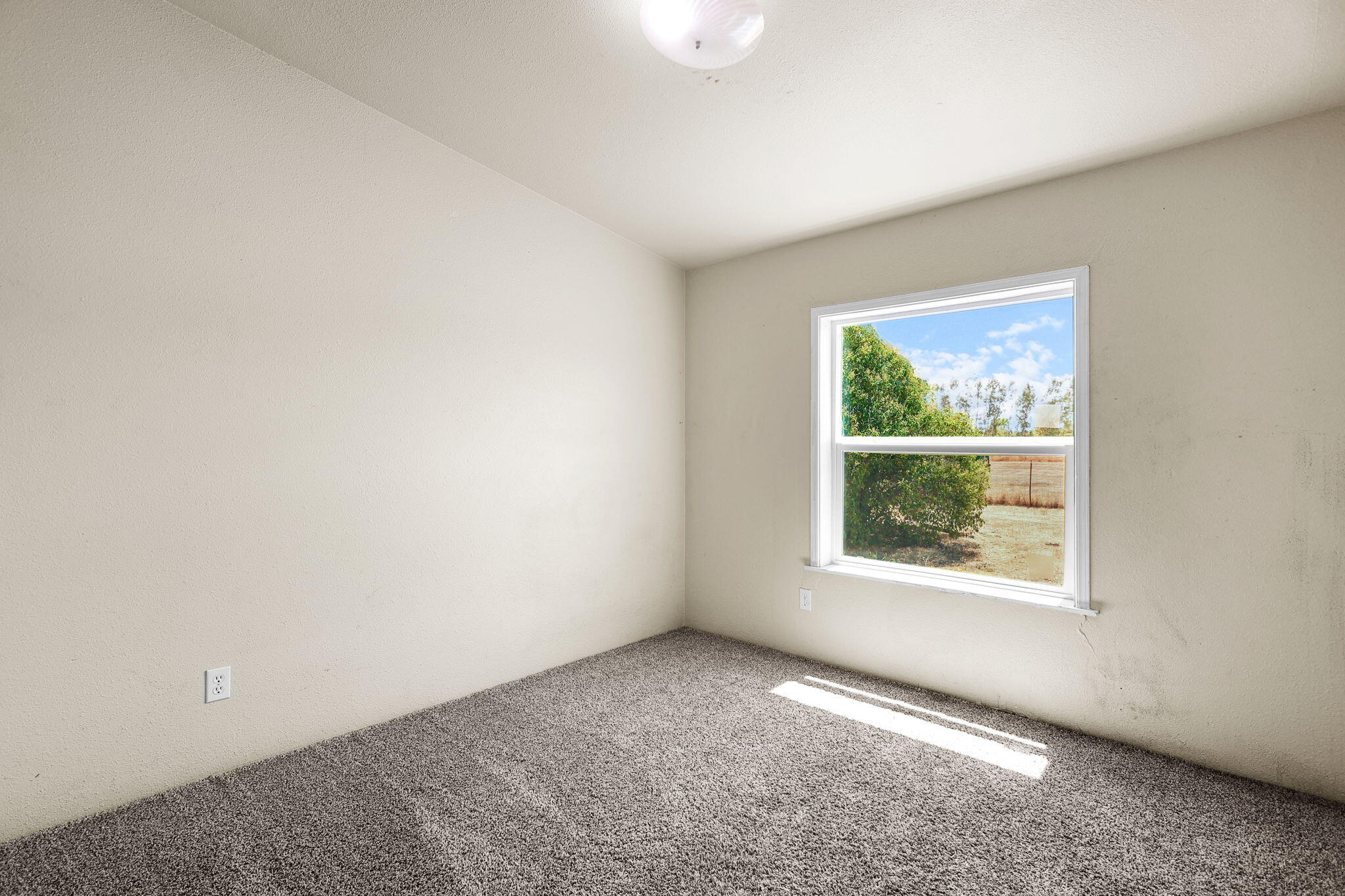 17434 El Rio Lane Anderson, CA 96007 - Photo 21 of 25 Guest bedrom