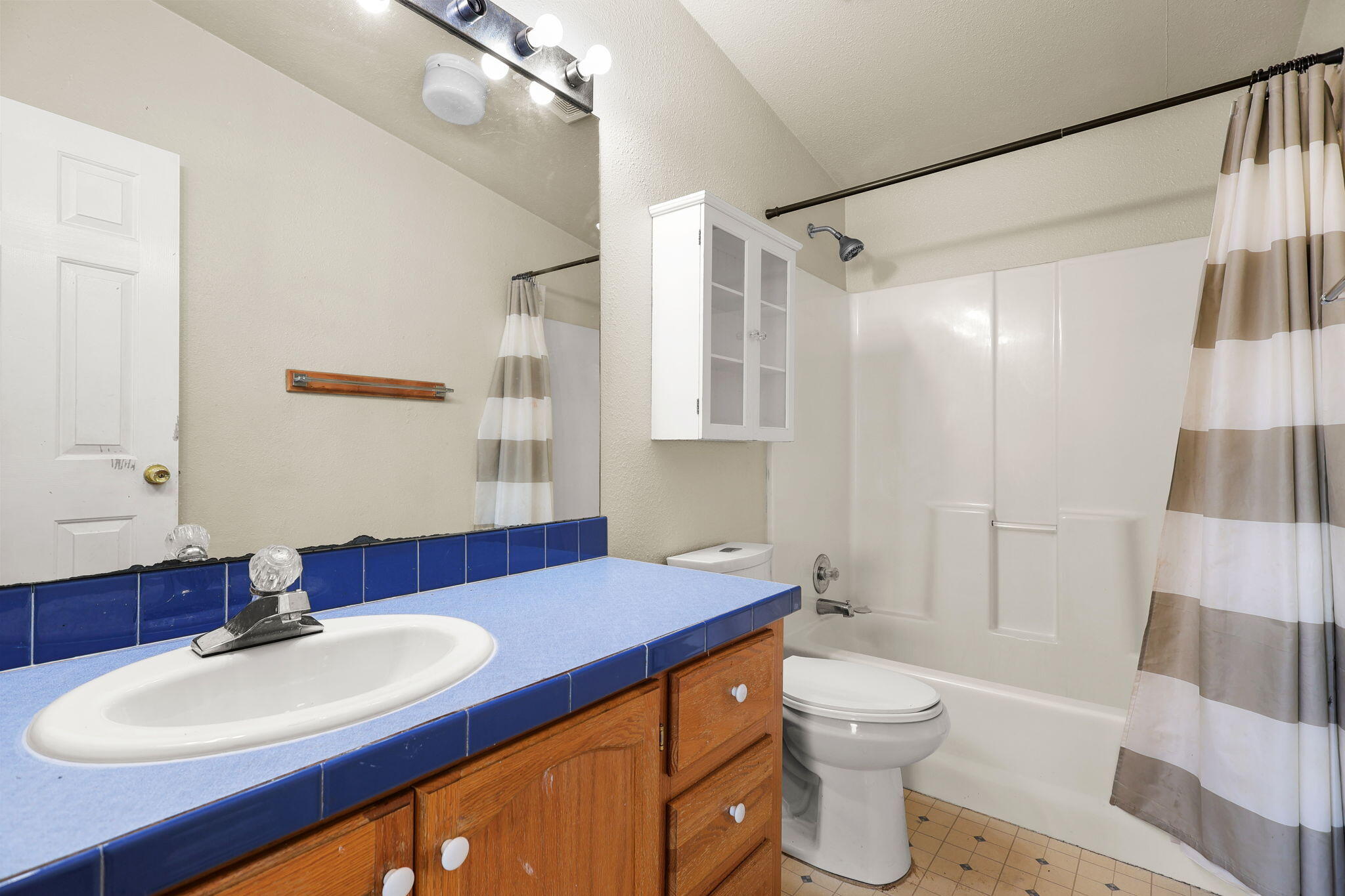17434 El Rio Lane Anderson, CA 96007 - Photo 23 of 25 Hall bath