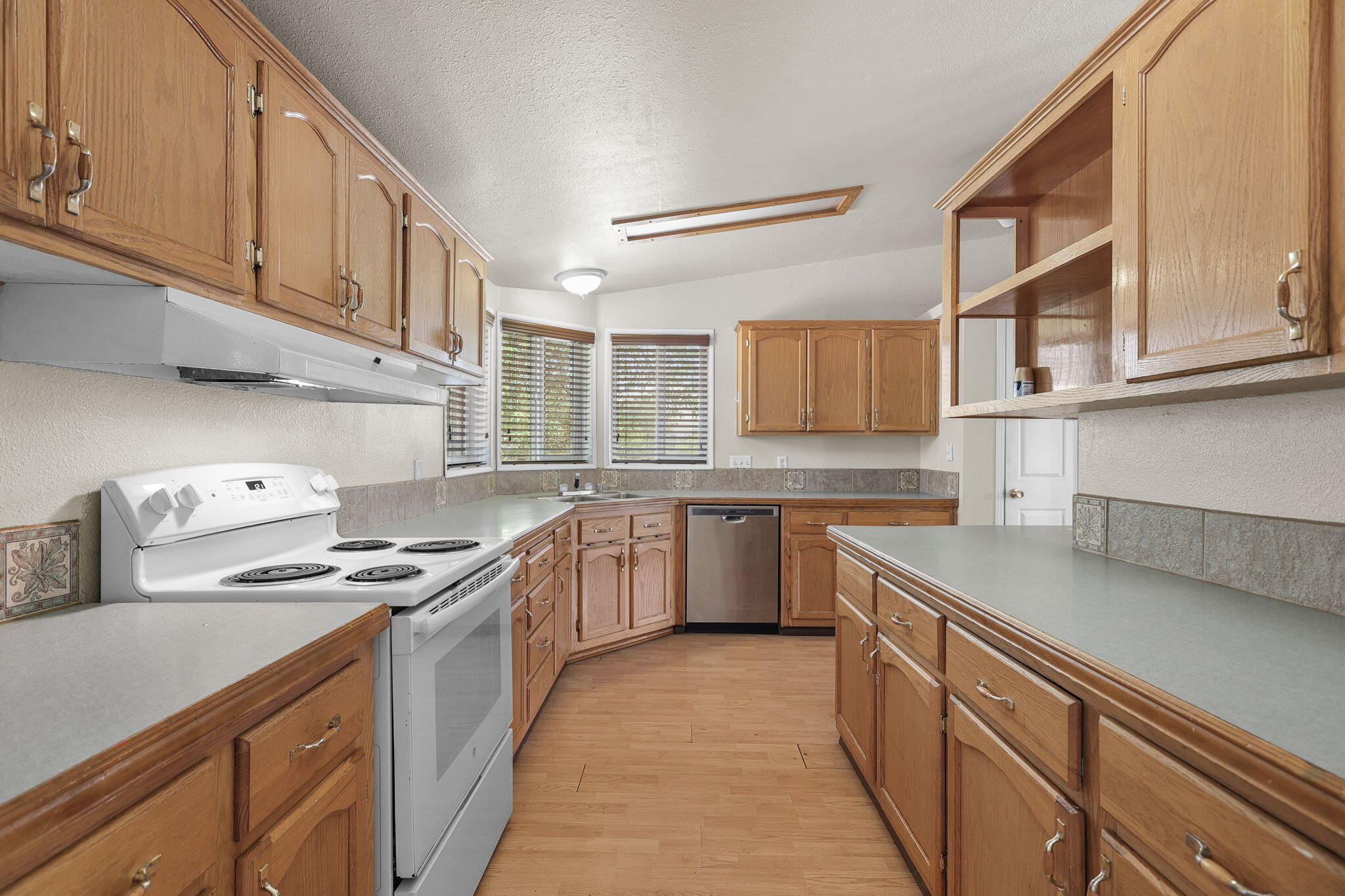 17434 El Rio Lane Anderson, CA 96007 - Photo 7 of 25 Kitchen