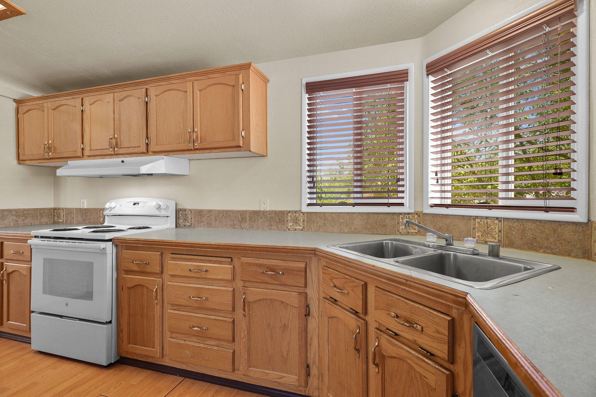 17434 El Rio Lane Anderson, CA 96007 - Photo 8 of 25 Kitchen
