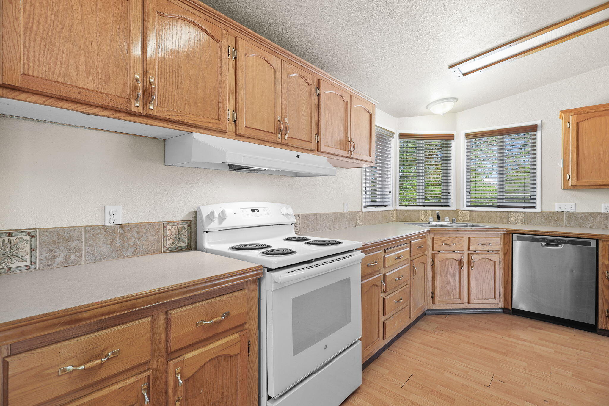 17434 El Rio Lane Anderson, CA 96007 - Photo 9 of 25 Kitchen