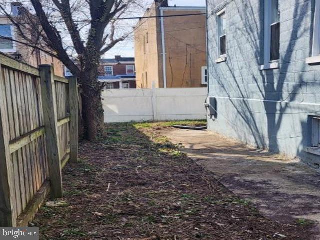 609 East 41st Street Baltimore, MD 21218 - Photo 3 of 9 a backyard of a house with large trees