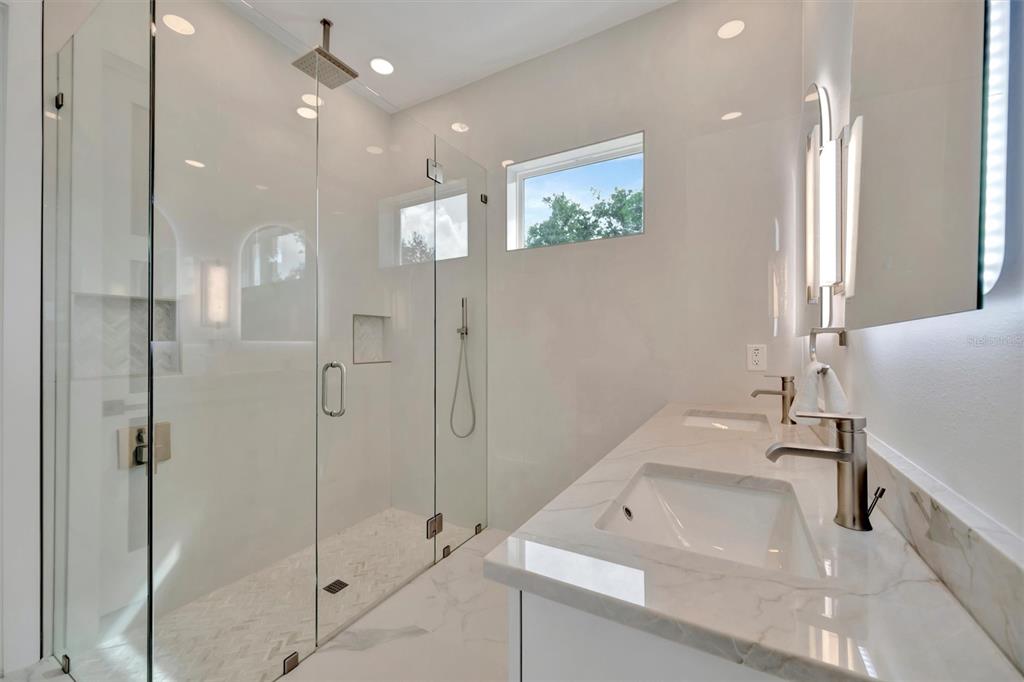 916 Highland Street Sarasota, FL 34234 - Photo 34 of 48 a bathroom with a tub sink and mirror