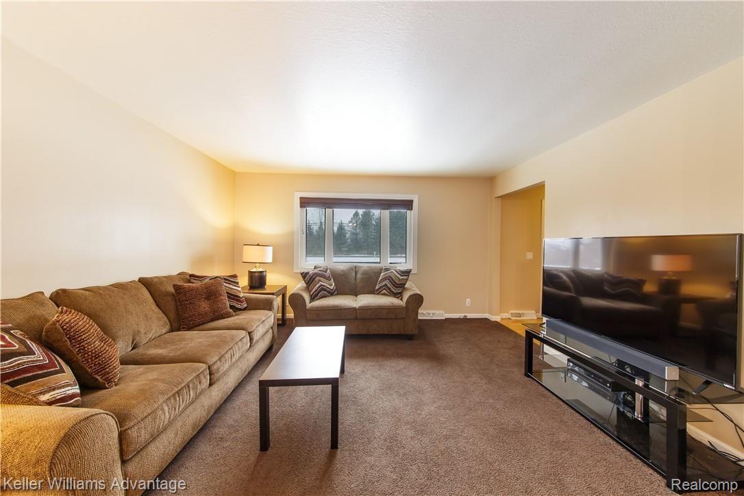 4180 East Commerce Road Commerce Township, MI 48382 - Photo 6 of 37 Commerce_4180_Living_01.jpg