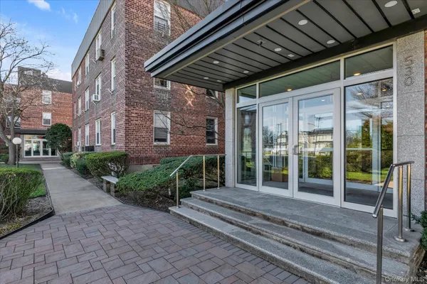 $390,000 | 530 Dubois Avenue, Unit 16C, Valley Stream, NY 11581