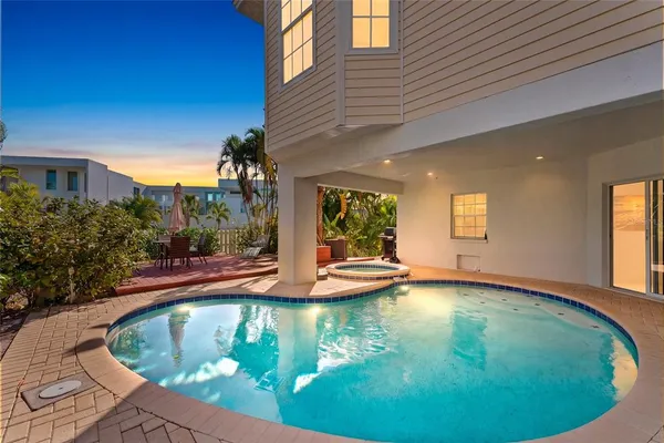 $6,500 | 3020 Gulf Of Mexico Drive, Unit 2, Longboat Key, FL 34228