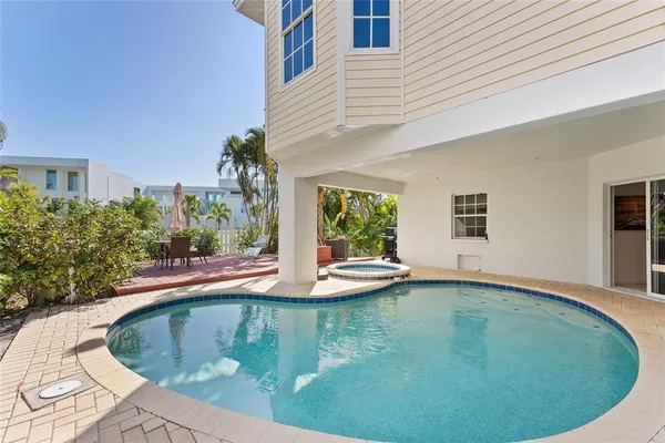 $6,500 | 3020 Gulf Of Mexico Drive, Unit 2, Longboat Key, FL 34228