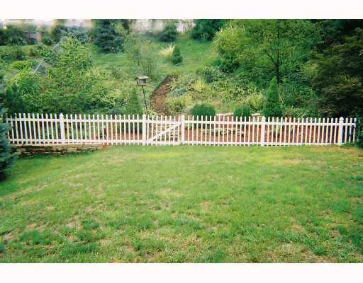 441 Ridgemont Drive Pittsburgh, PA 15220 - Photo 3 of 8 Yard/Garden.