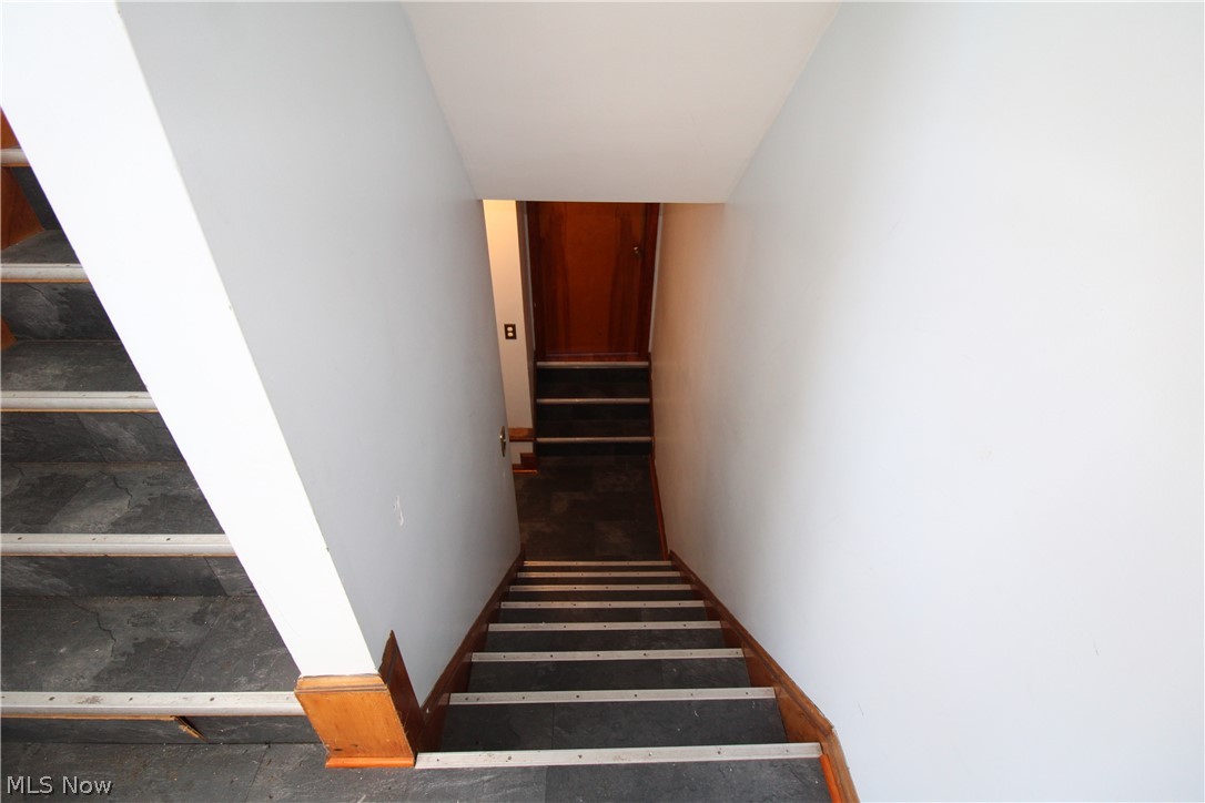 18800 Neff Road Cleveland, OH 44119 - Photo 20 of 38 View of stairs