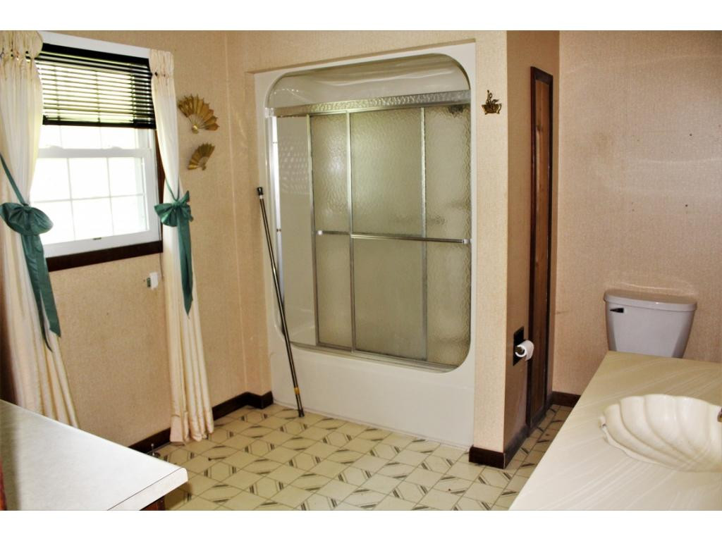 392 Covenant Church Road Jonesville, VA 24263 - Photo 25 of 34 Full Bath