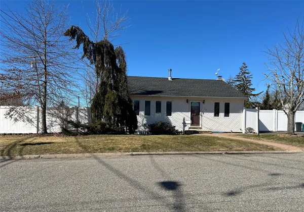 $540,000 | 30 Jenkins Avenue, North Babylon, NY 11703