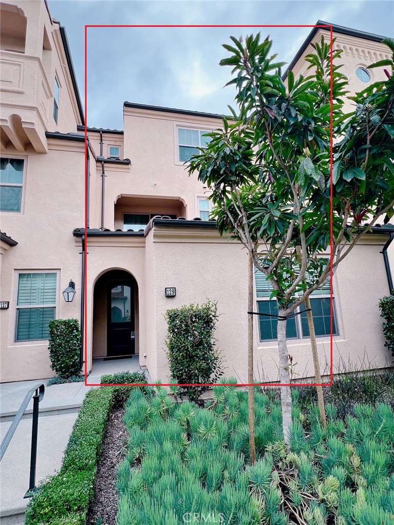 a view of front door and small yard