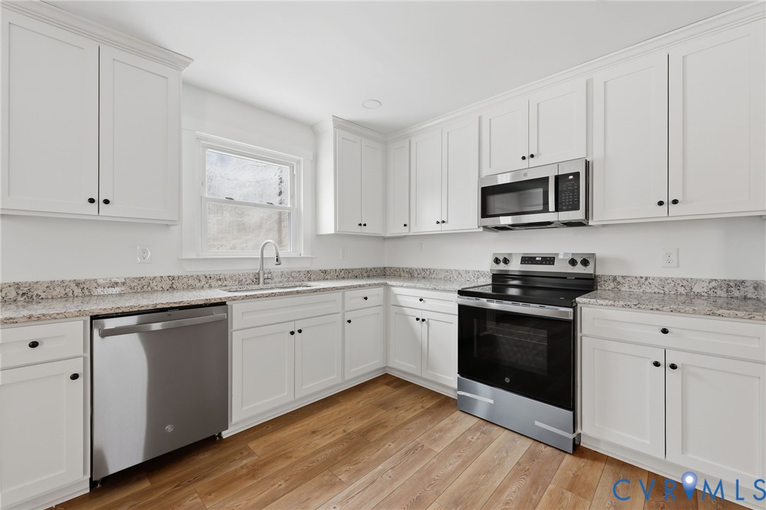 303 Dry Bridge Road Farmville, VA 23901 - Photo 7 of 23 The kitchen features new soft-close custom cabinet