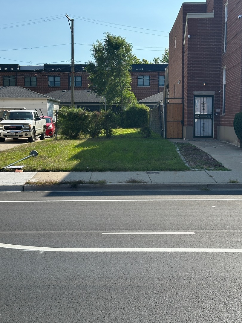 3333 South Indiana Avenue Chicago, IL 60616 - Photo 2 of 3 a view of a house with a garden and parking space