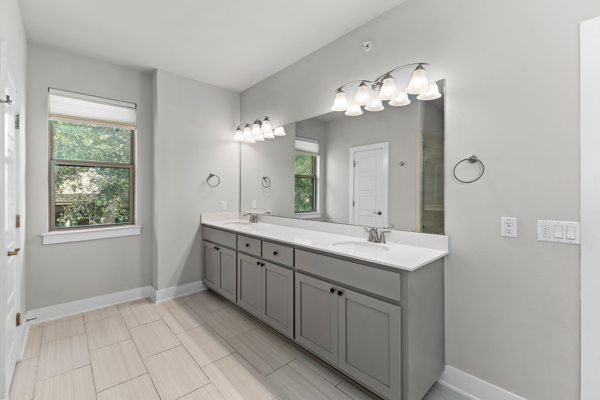 13800 Lyndhurst Street, Unit 211 Austin, TX 78717 - Photo 32 of 40 Full bathroom with double vanity and window
