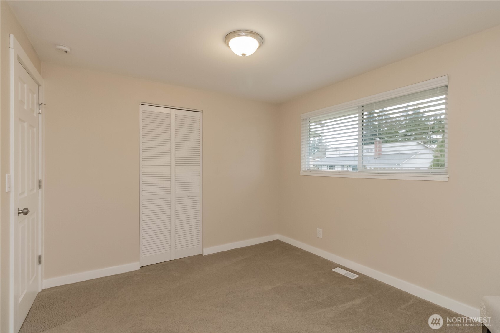 1060 Lynnwood Avenue Northeast Renton, WA 98056 - Photo 28 of 40 an empty room with a window