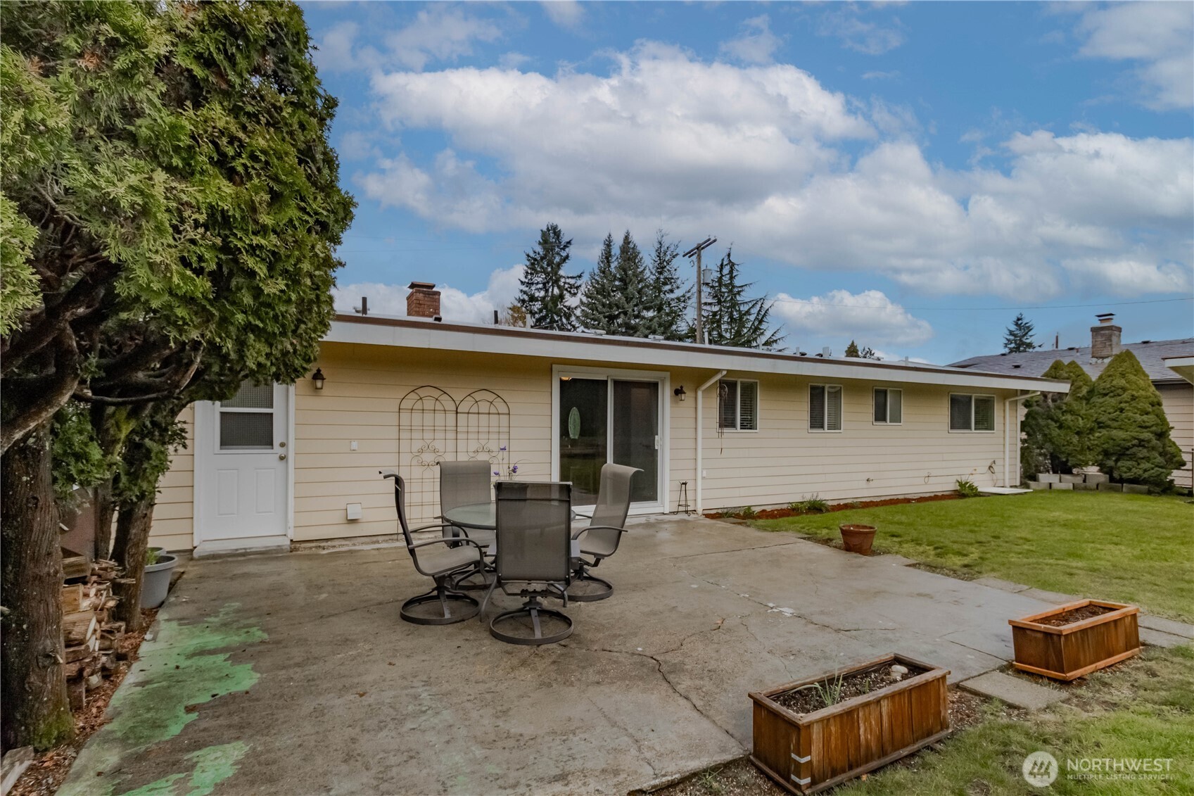 1060 Lynnwood Avenue Northeast Renton, WA 98056 - Photo 36 of 40 a view of a patio with table and chairs under an umbrella