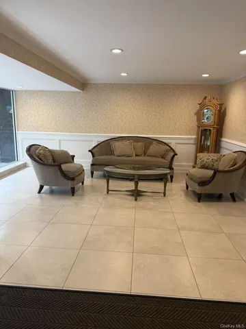 $328,000 | 43-25 Douglaston Parkway, Unit 2D | Douglaston