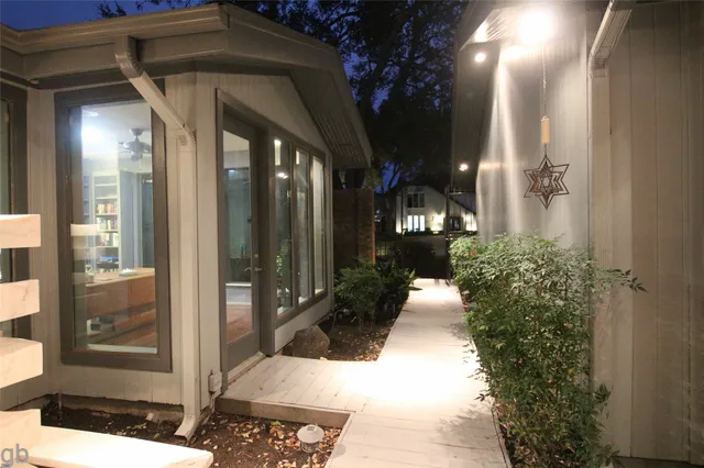 a entryway view with outdoor space