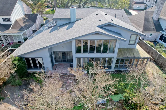 a view of a house with backyard and garden