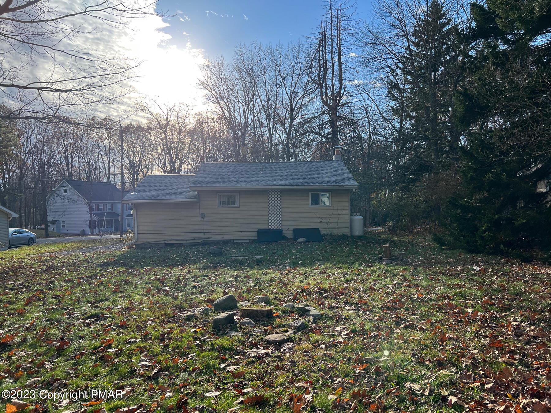 216 Sutton Place Pocono Summit, PA 18346 - Photo 29 of 34 a backyard of a house