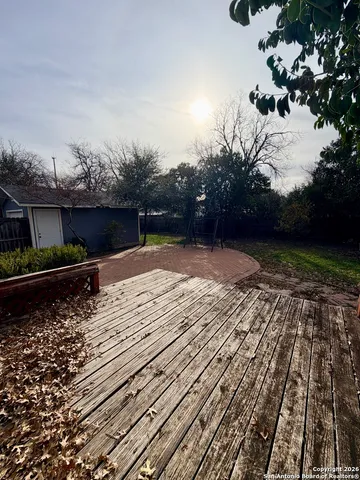 a view of a backyard