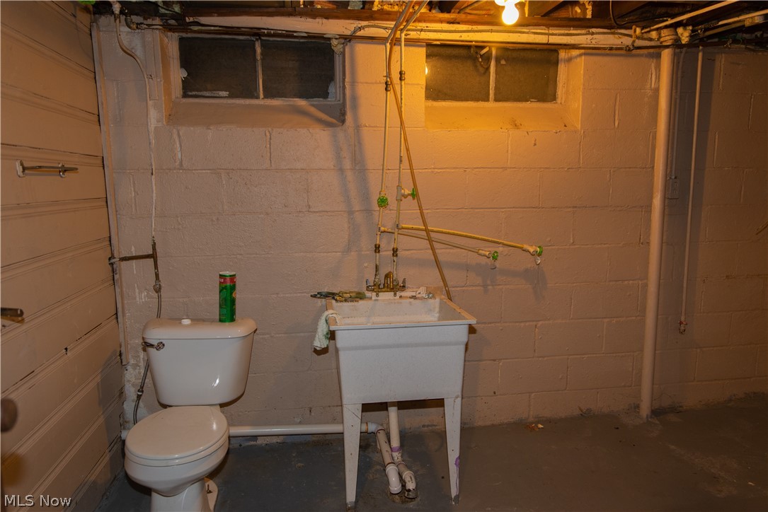 991 West Green Road Cleveland, OH 44121 - Photo 24 of 29 Basement laundry room