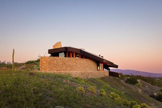 a house view with a outdoor space