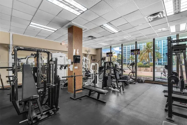 $3,900 | 5101 Collins Avenue, Unit 12G, Miami Beach, FL 33140