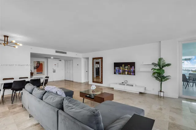 $3,900 | 5101 Collins Avenue, Unit 12G, Miami Beach, FL 33140