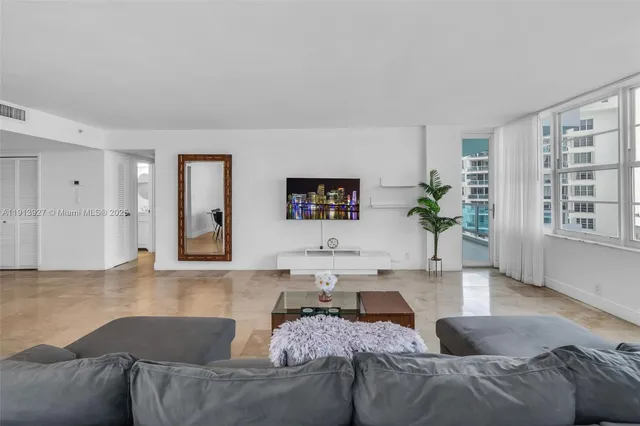 $3,900 | 5101 Collins Avenue, Unit 12G, Miami Beach, FL 33140