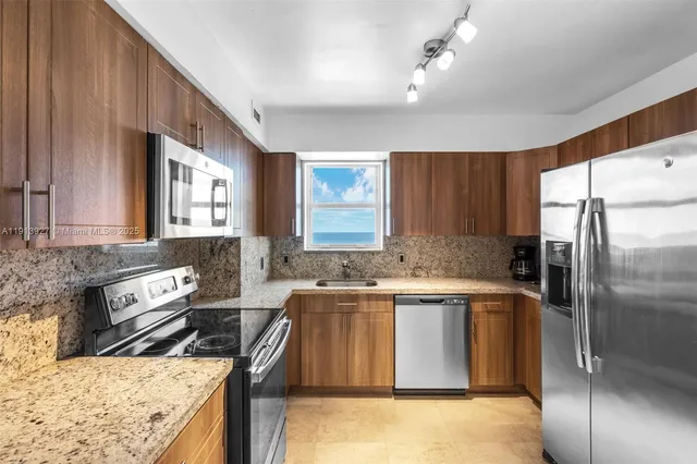 $3,900 | 5101 Collins Avenue, Unit 12G, Miami Beach, FL 33140