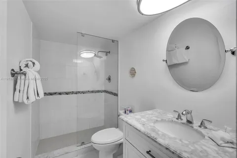 $3,900 | 5101 Collins Avenue, Unit 12G, Miami Beach, FL 33140